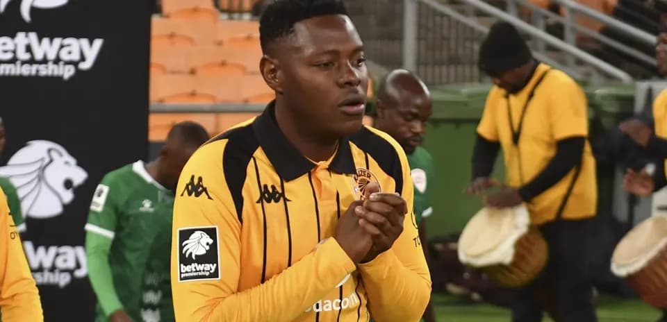Jugador de Kaizer Chiefs en el túnel antes del partido