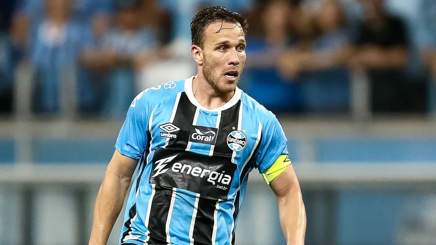 Jugador de Grêmio en acción durante el partido