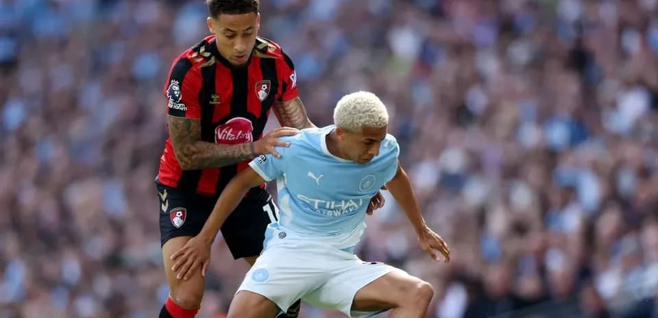 Jugador de Bournemouth marcando a jugador de Manchester City