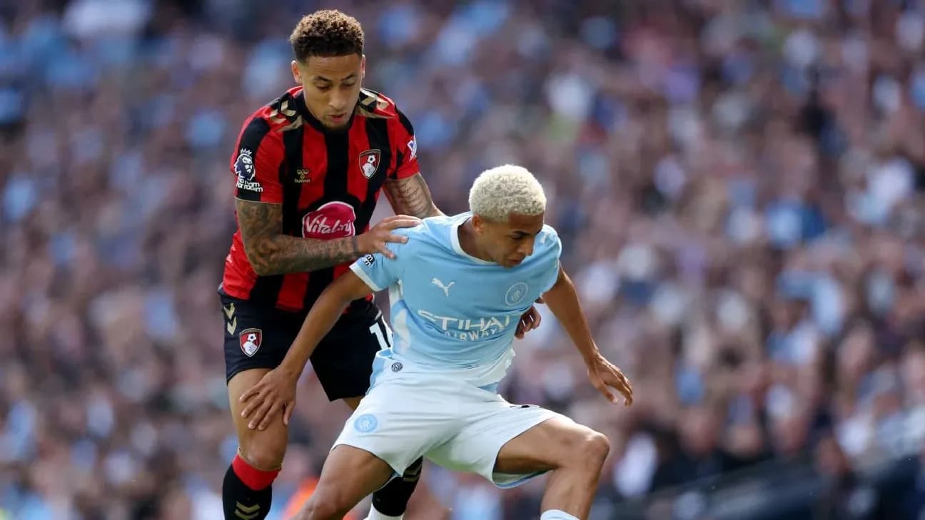 Jugador de Bournemouth marcando a jugador de Manchester City