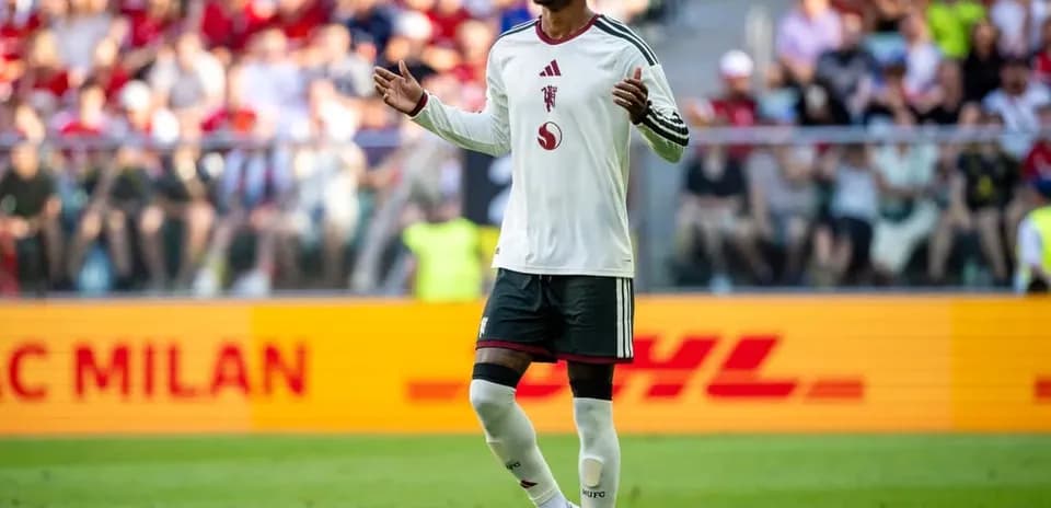 Jugador de fútbol gesticulando en el campo