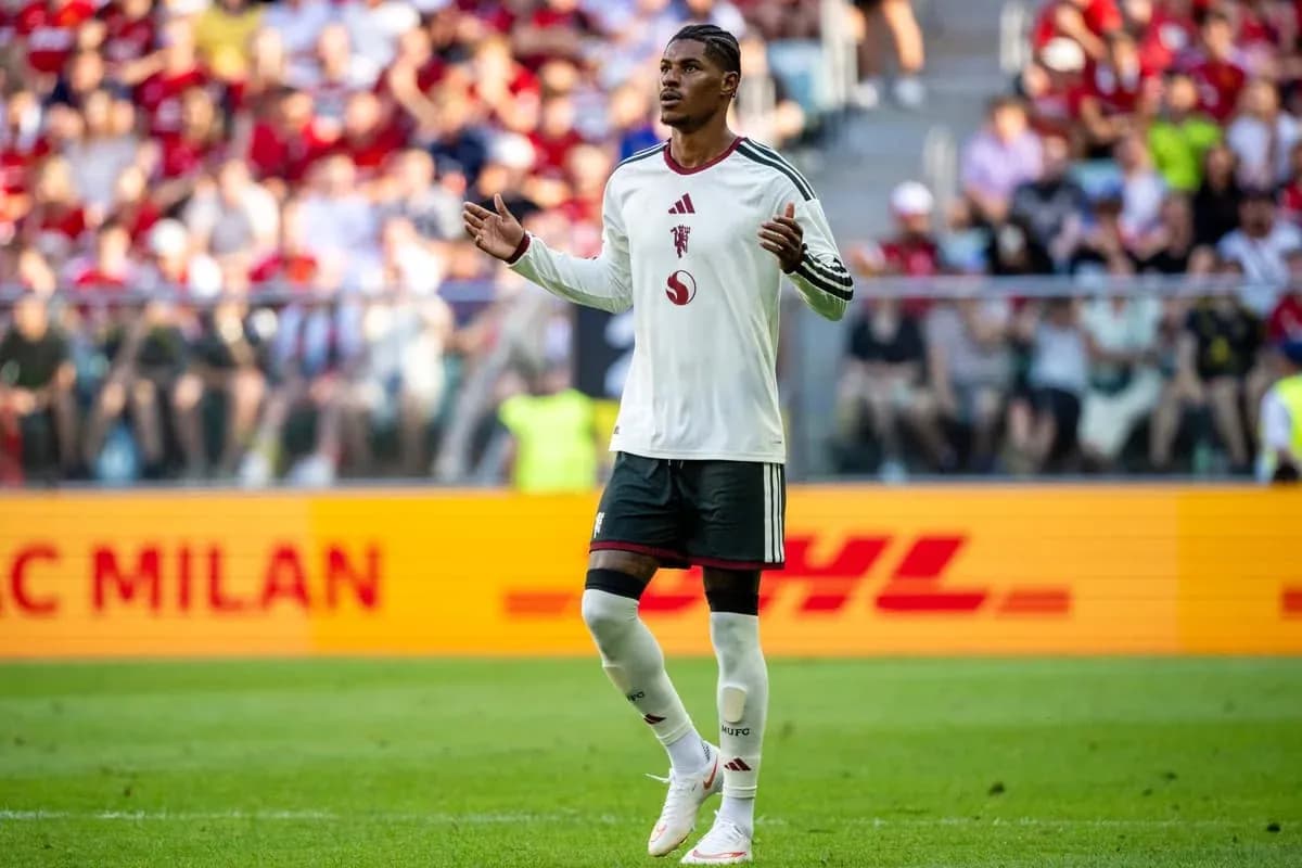 Jugador de fútbol gesticulando en el campo