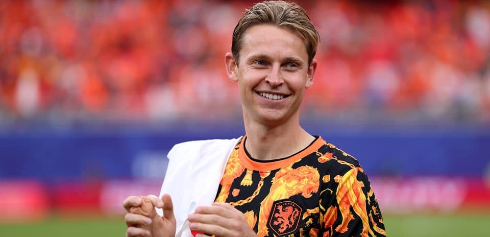 Jugador con camiseta colorida sonriendo en el campo