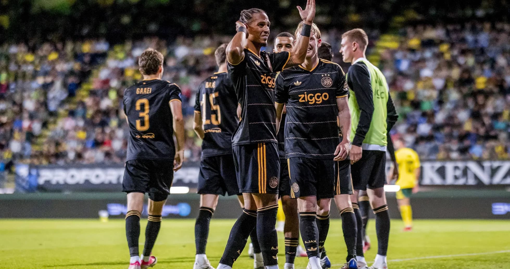 Jugadores de Ajax celebrando un gol en el campo