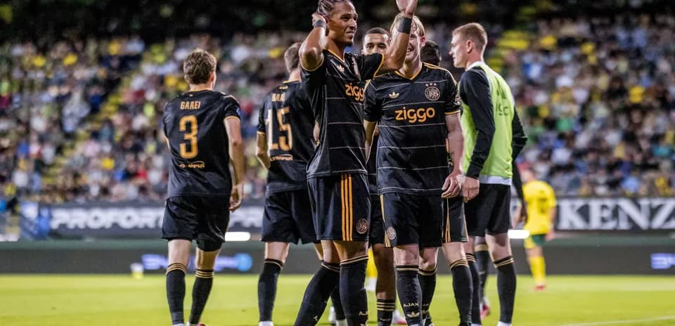 Jugadores de Ajax celebrando un gol en el campo