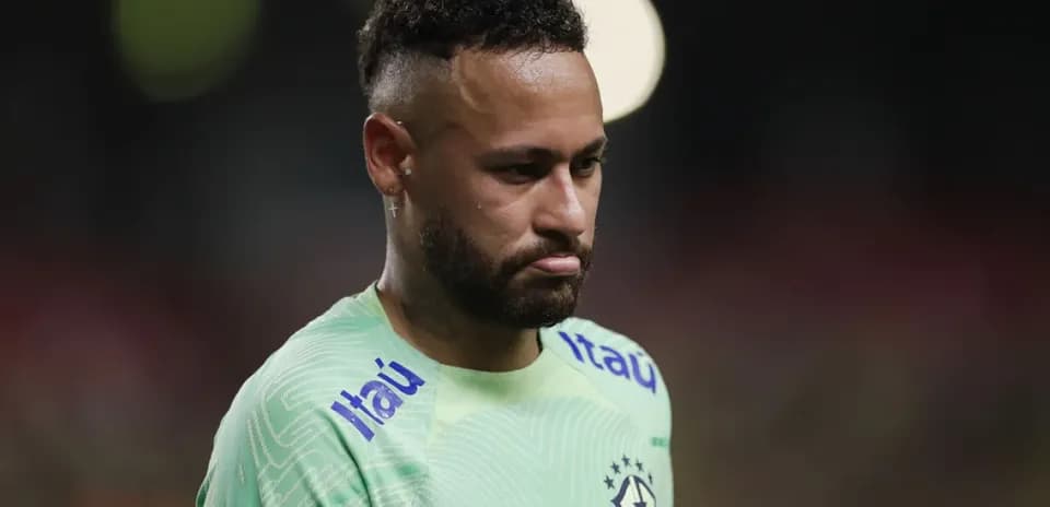 Neymar con camiseta de Brasil durante partido