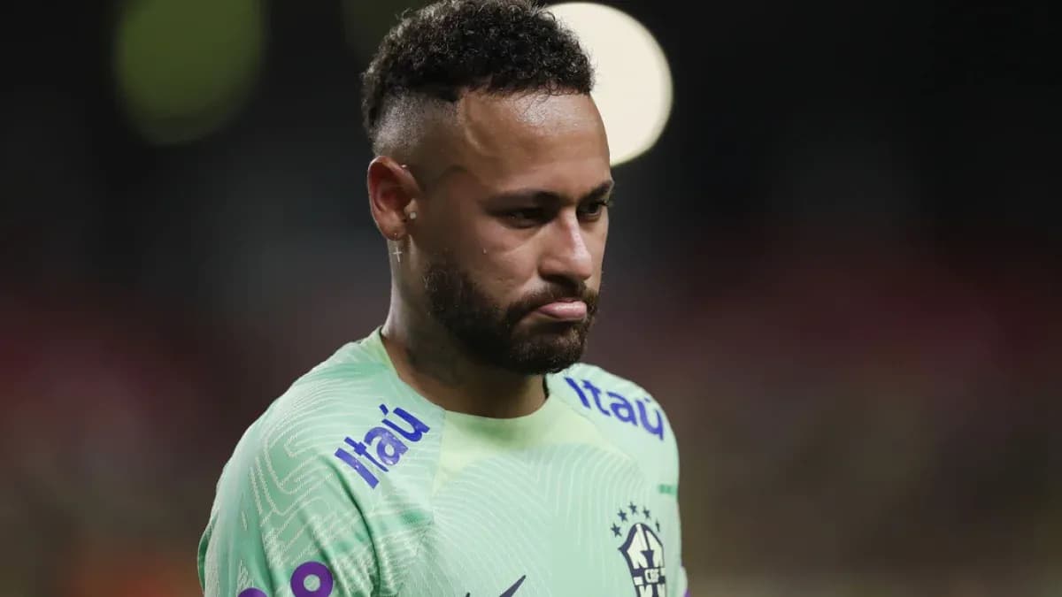 Neymar con camiseta de Brasil durante partido