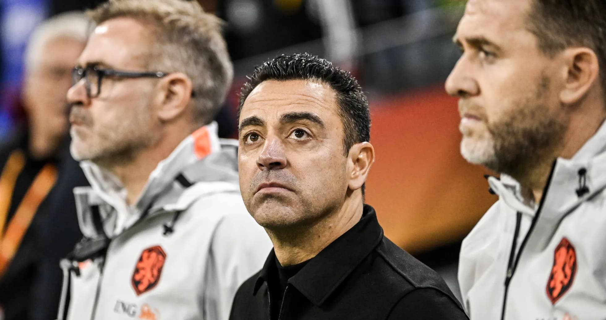 Entrenadores observando el partido en el banquillo