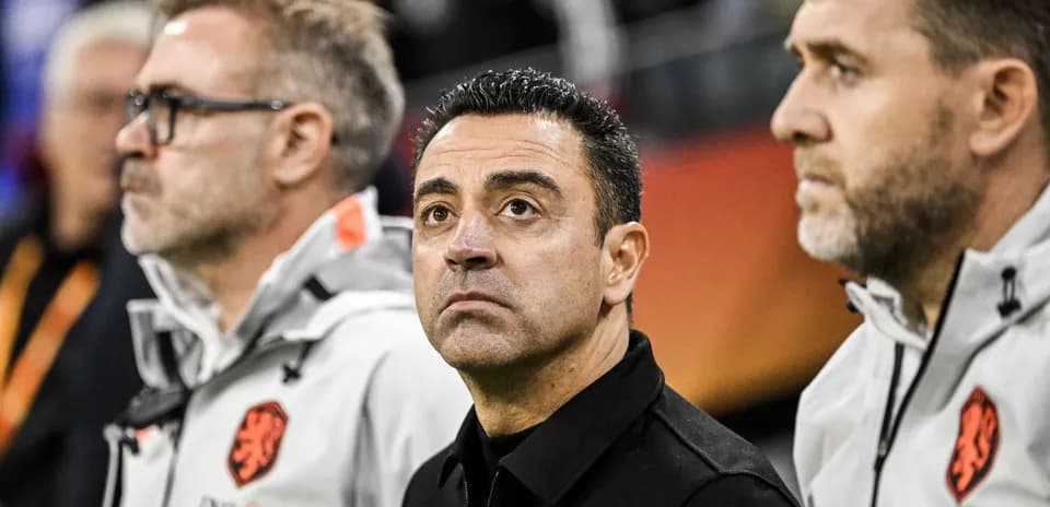 Entrenadores observando el partido en el banquillo