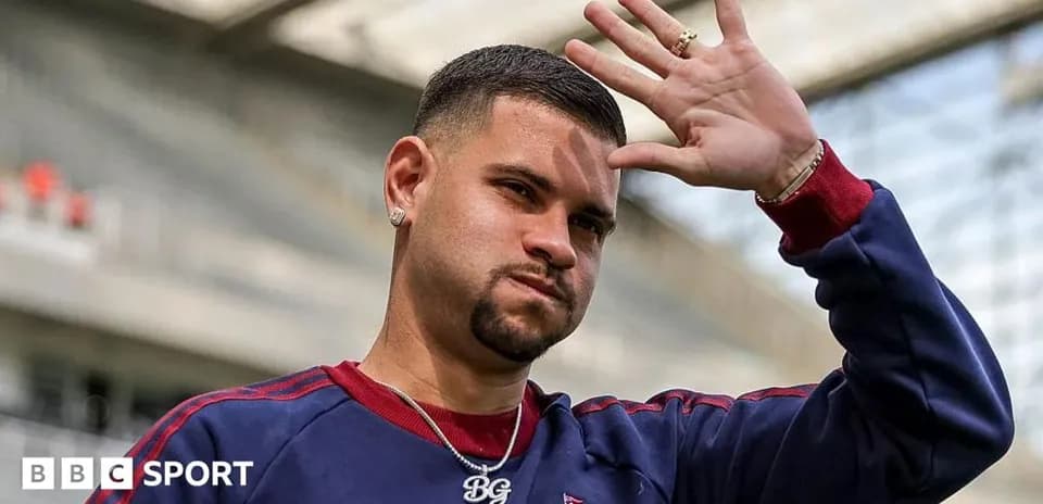 Jugador saludando en el estadio durante evento