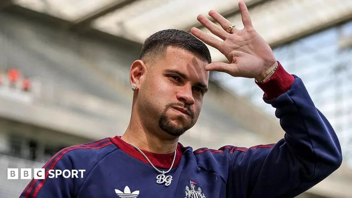 Jugador saludando en el estadio durante evento