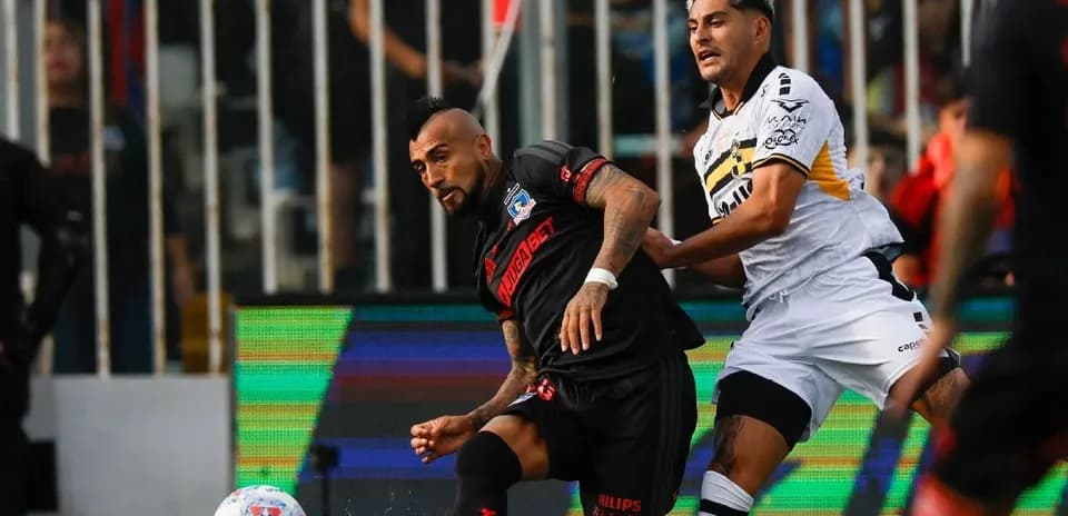 Arturo Vidal y rival en acción durante el partido