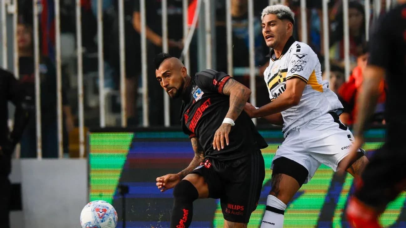 Arturo Vidal y rival en acción durante el partido