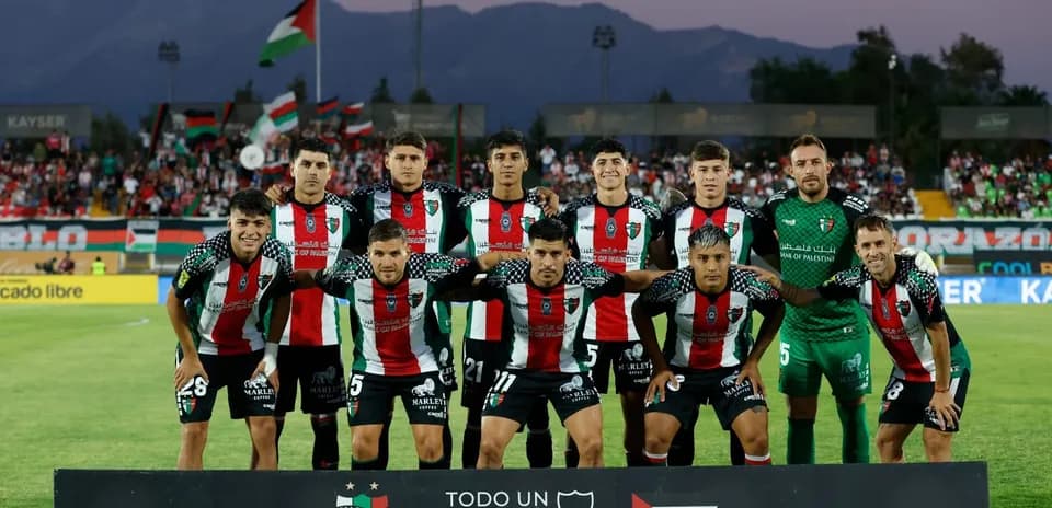 Plantel de Palestino en partido de fútbol