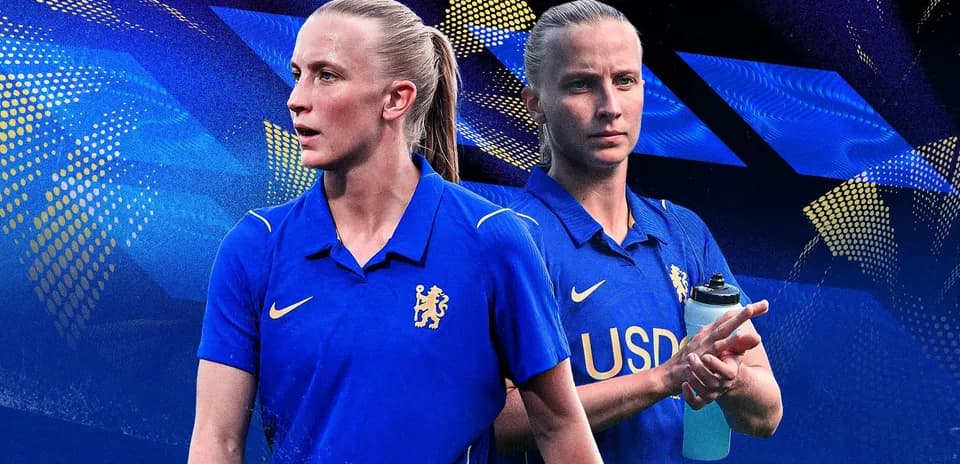 Jugadora de fútbol con camiseta azul del Chelsea