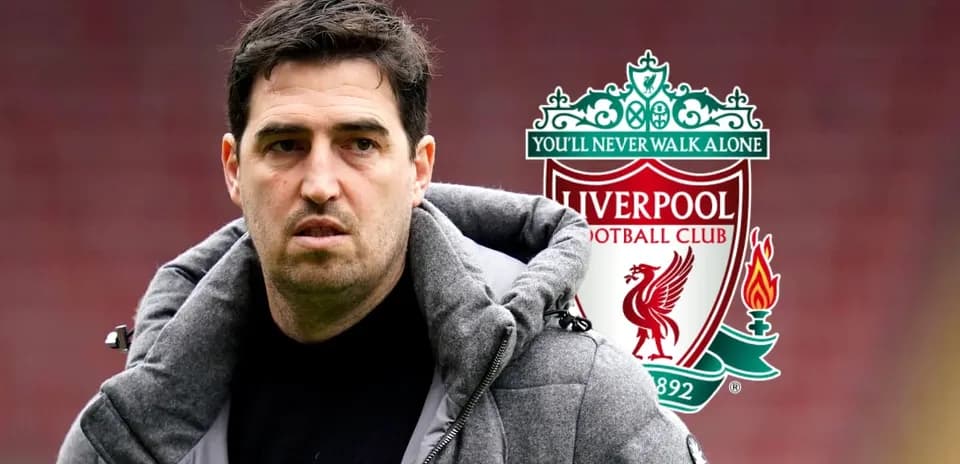 Entrenador de fútbol frente al logo del Liverpool