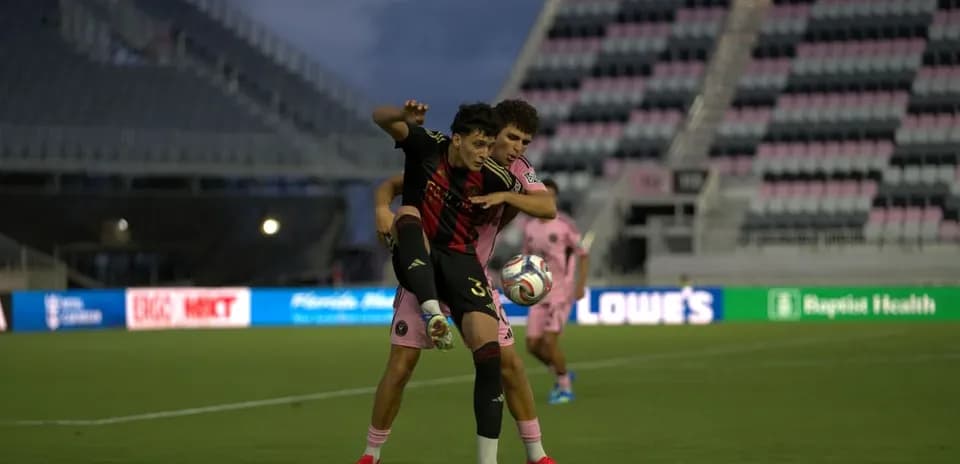 Jugadores compitiendo durante el partido de fútbol