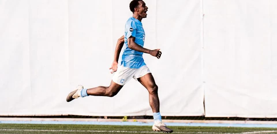 Jugador corriendo tras anotar un gol en el partido