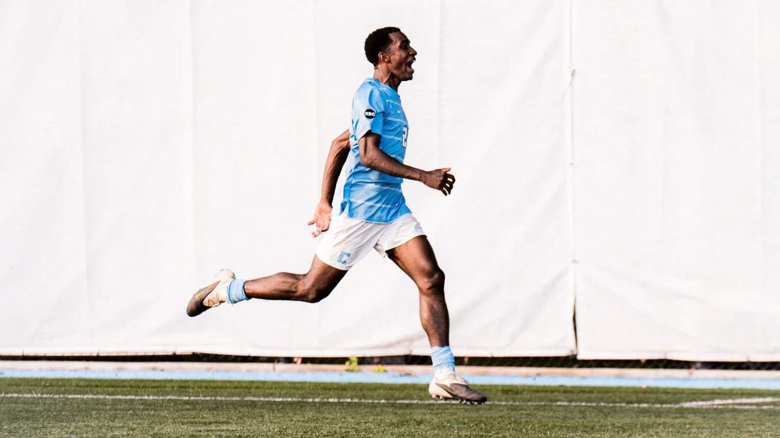 Jugador corriendo tras anotar un gol en el partido