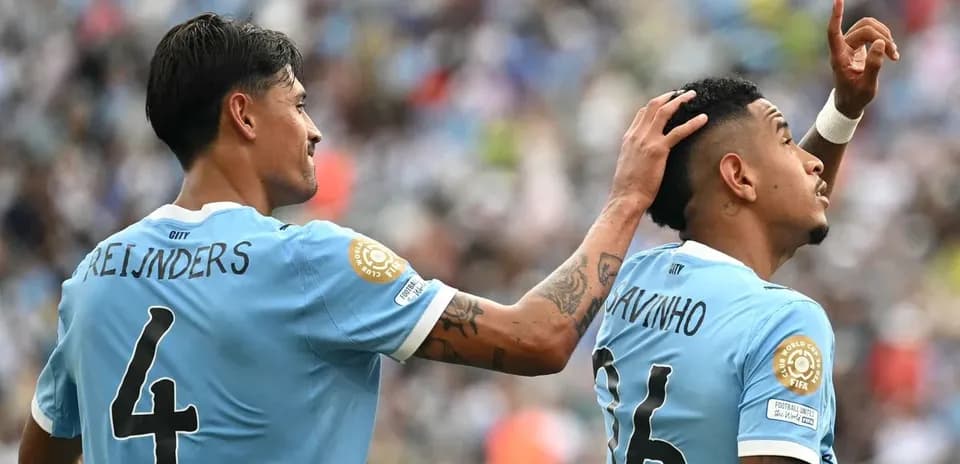 Jugadores de fútbol celebrando en el campo