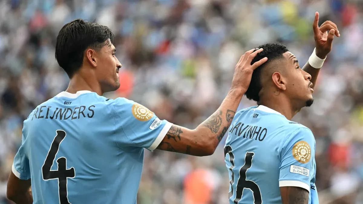 Jugadores de fútbol celebrando en el campo
