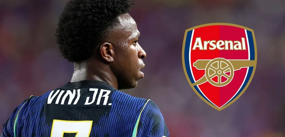 Jugador con camiseta de Vini Jr. y logo de Arsenal