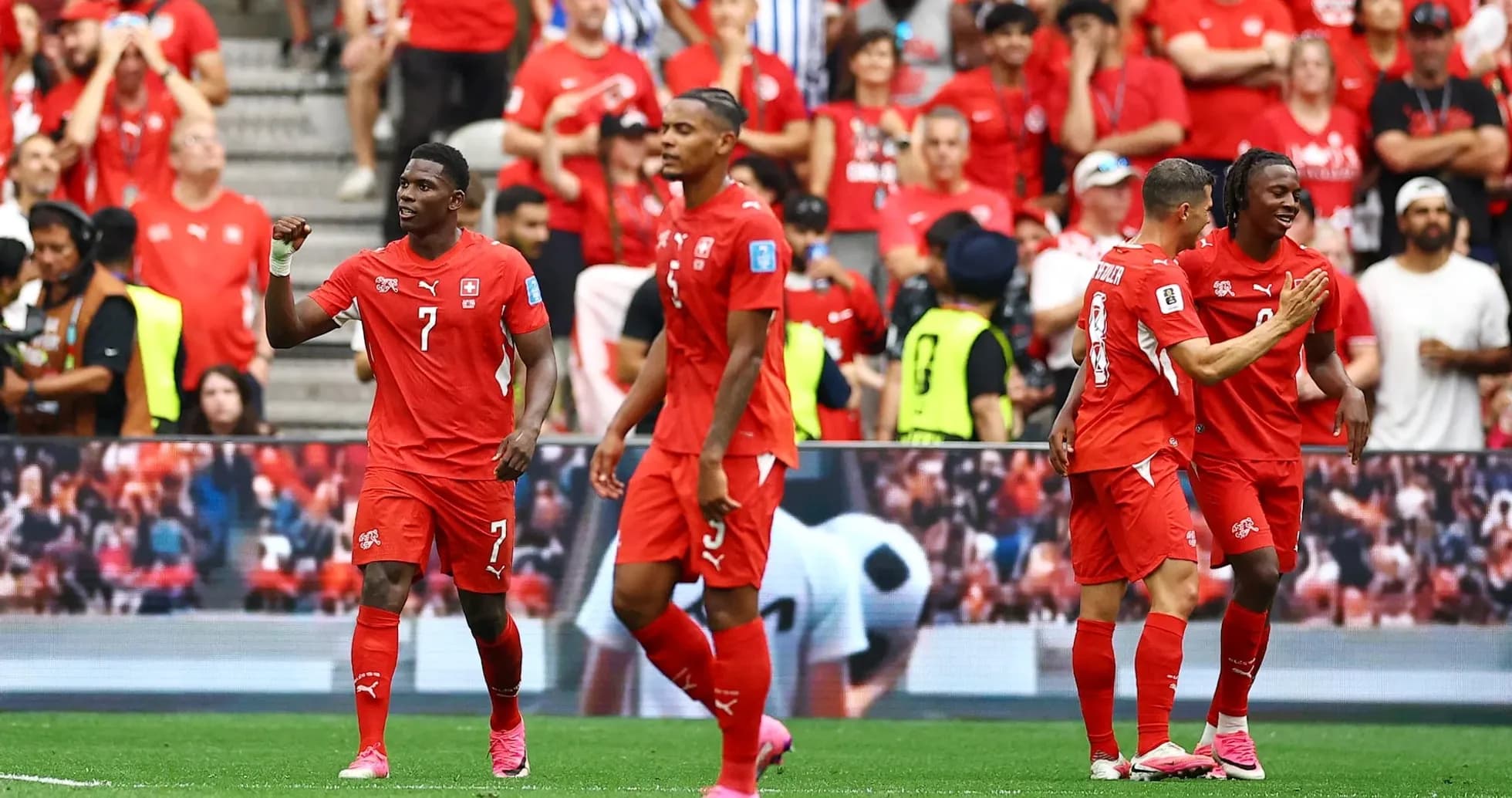 Jugadores de Suiza celebrando un gol
