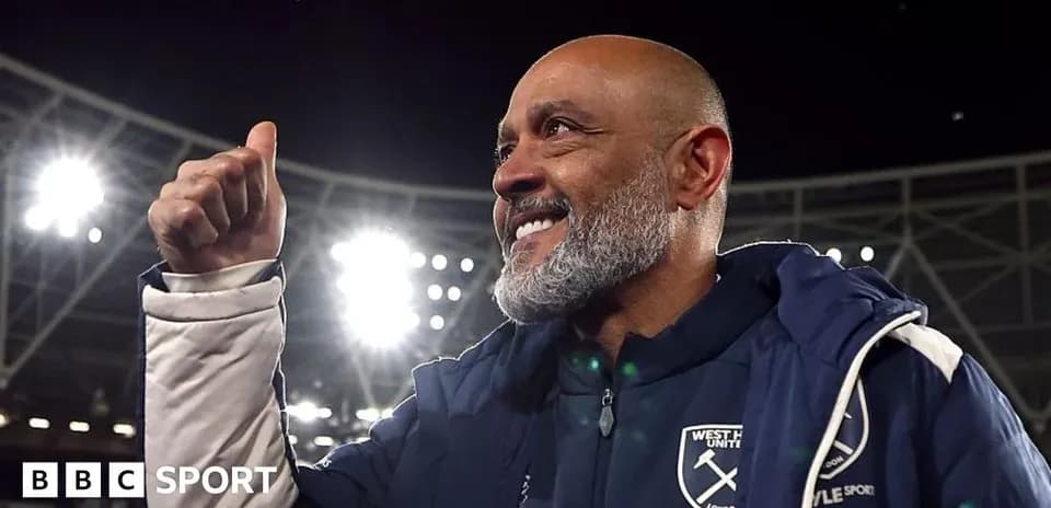 Entrenador de West Ham United celebrando en el estadio
