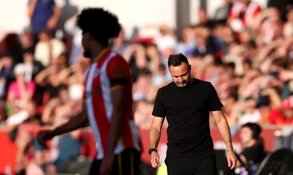 Entrenador caminando por el campo durante el partido