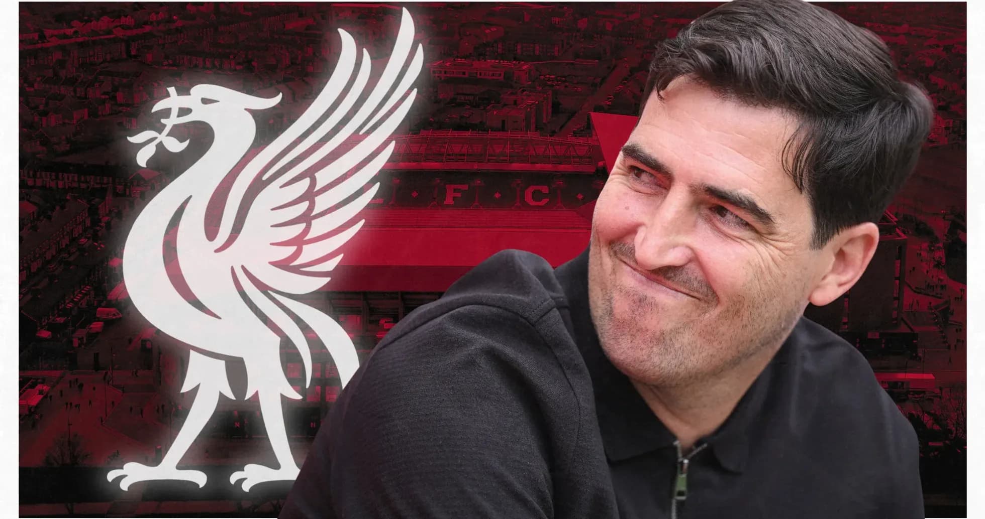 Entrenador sonriendo frente al logo del Liverpool