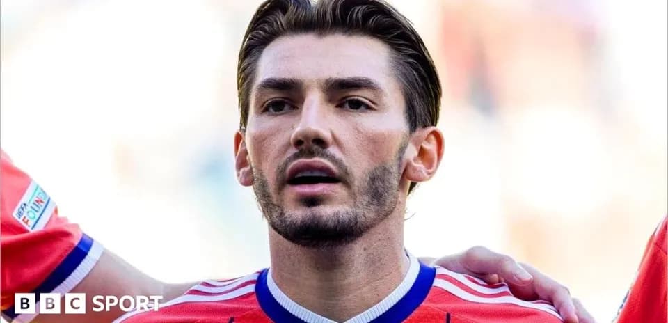 Jugador en formación durante el himno nacional