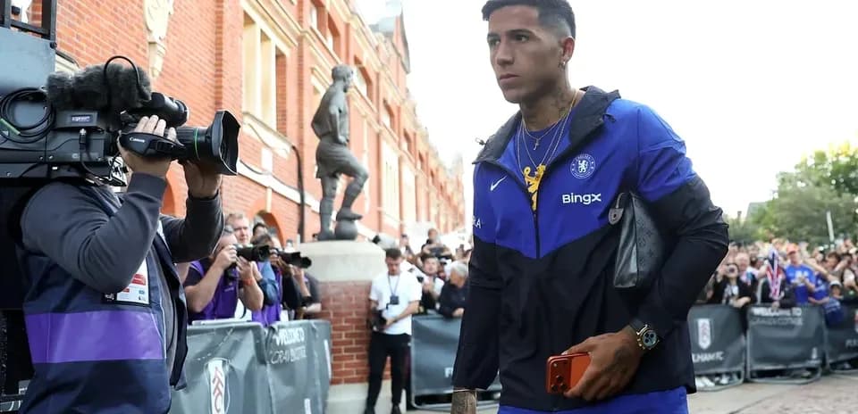 Jugador de Chelsea llegando al estadio rodeado de medios