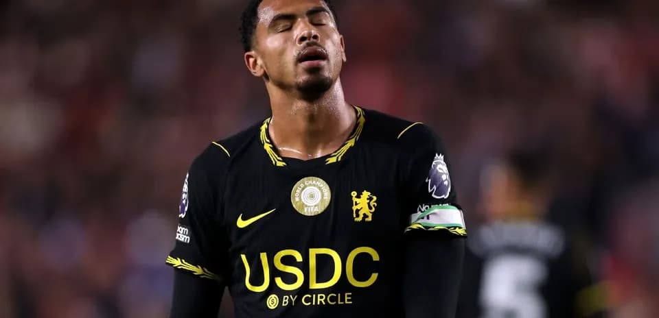 Jugador de Chelsea en partido con mirada pensativa