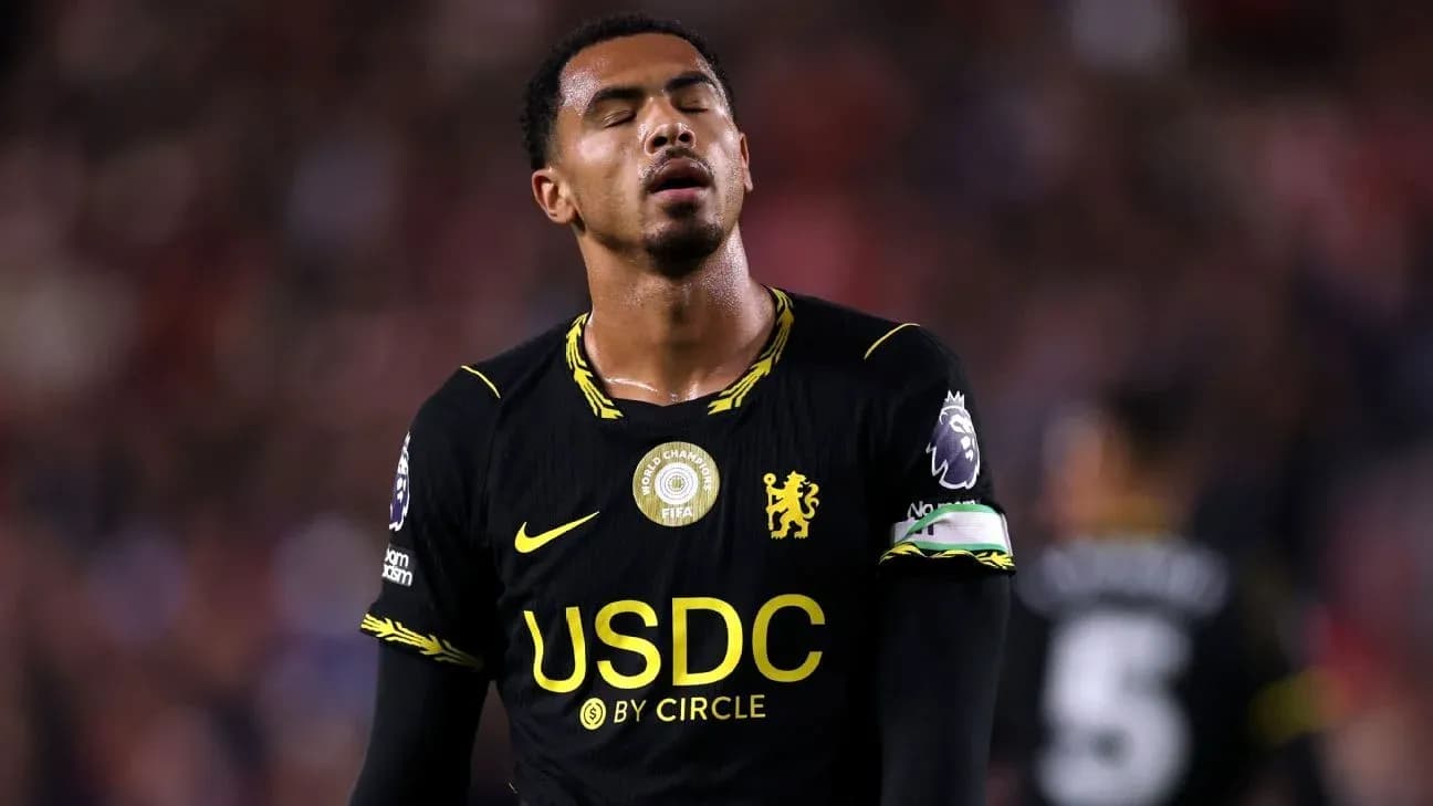 Jugador de Chelsea en partido con mirada pensativa
