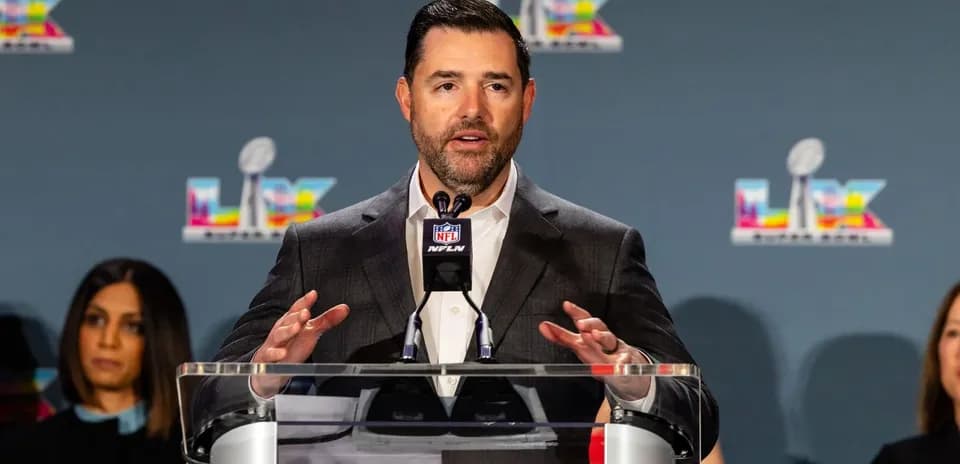 Representante hablando en conferencia de prensa NFL