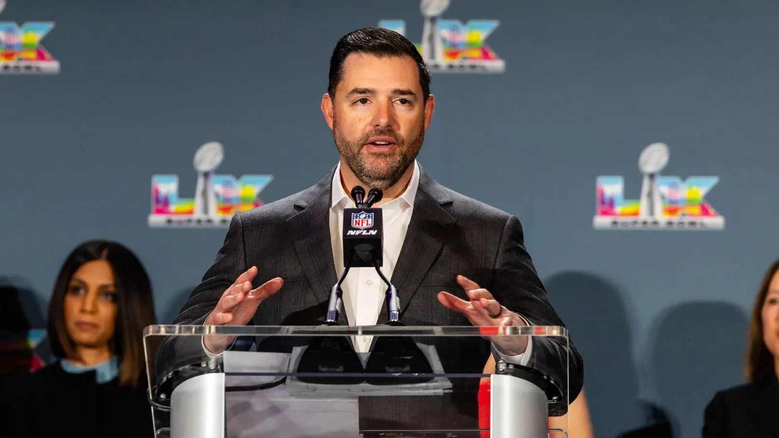 Representante hablando en conferencia de prensa NFL