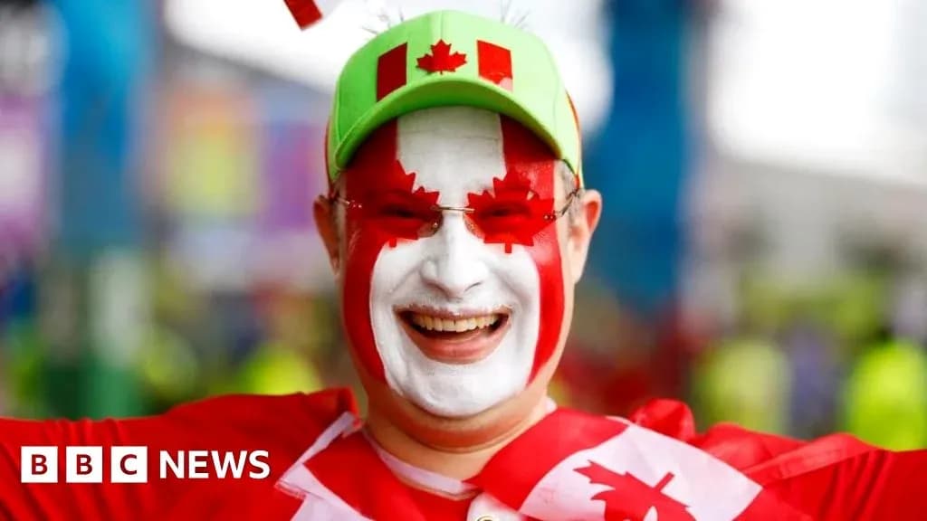 Hombre con cara pintada y gorra de Canadá sonriente