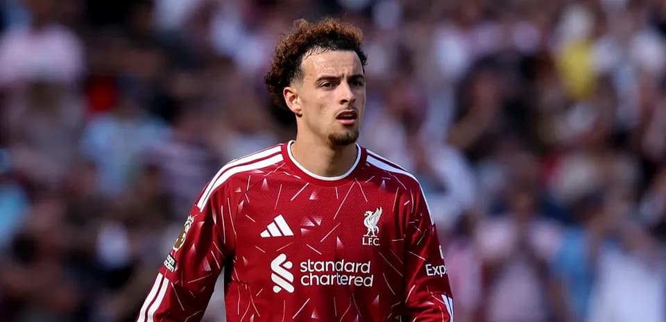 Jugador de Liverpool en campo durante el partido