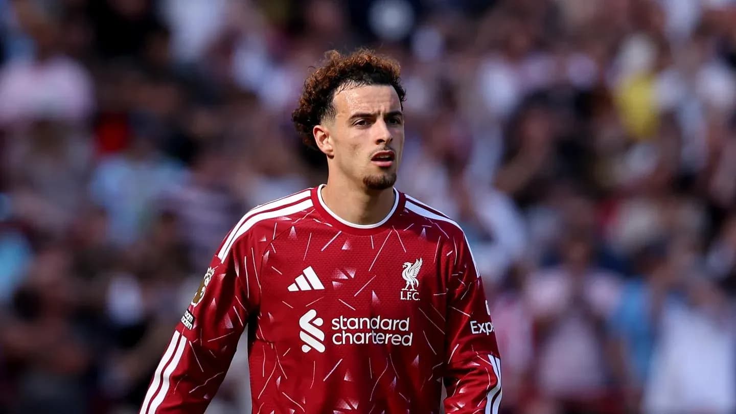 Jugador de Liverpool en campo durante el partido