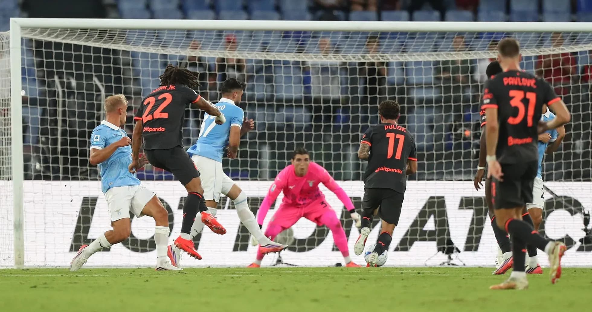 Jugador de Lazio disparando a la portería