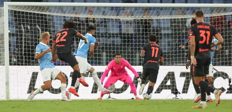Jugador de Lazio disparando a la portería