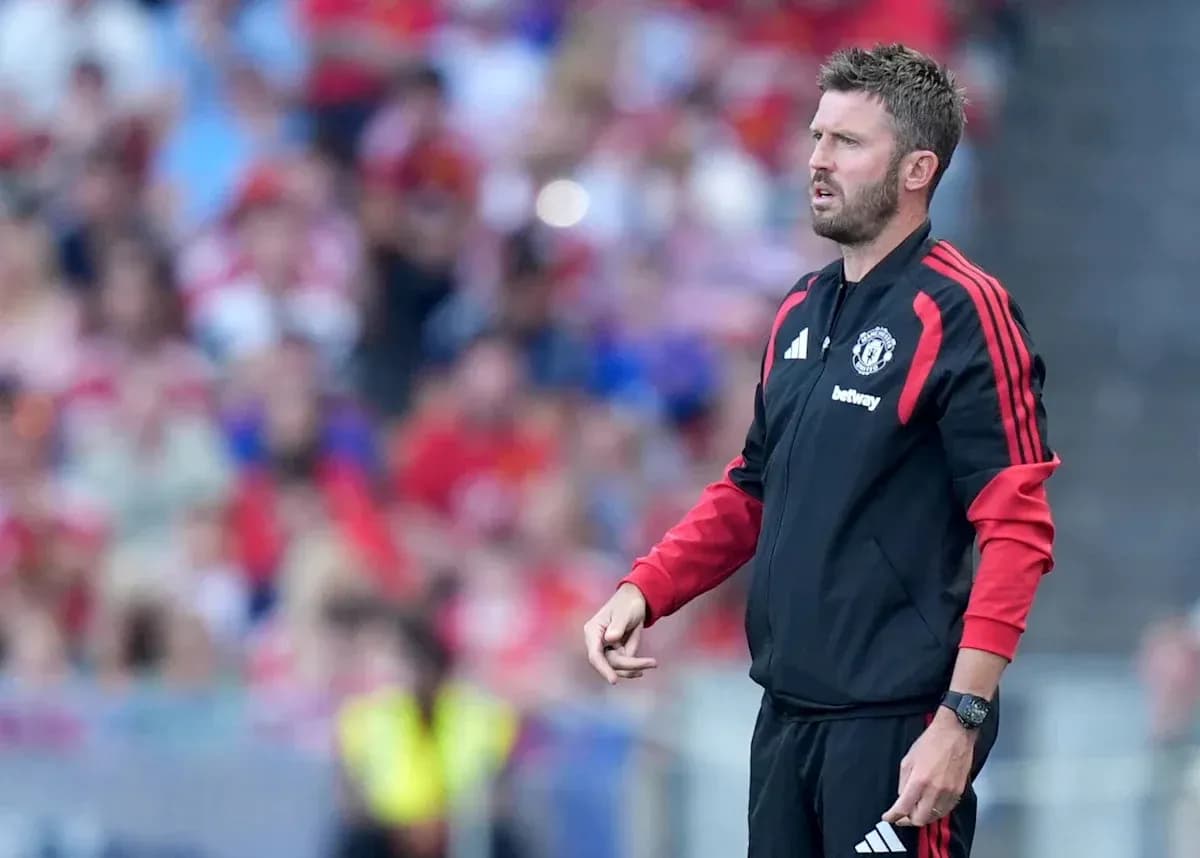 Entrenador de Manchester United dirigiendo desde la banda