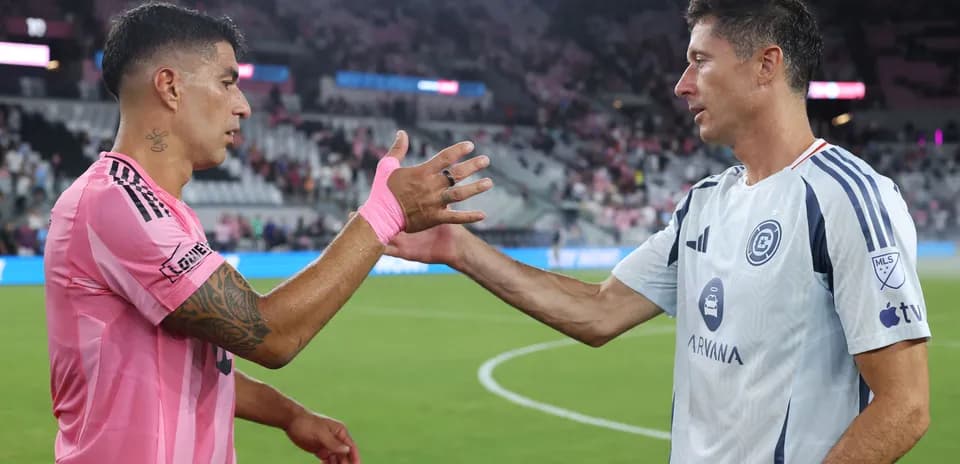 Jugadores dándose la mano tras el partido