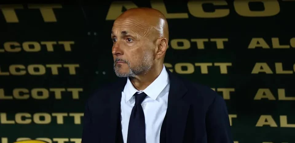 Entrenador observando el partido desde la banca