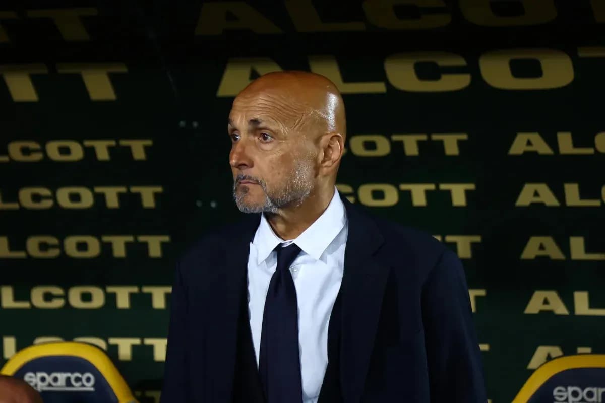 Entrenador observando el partido desde la banca