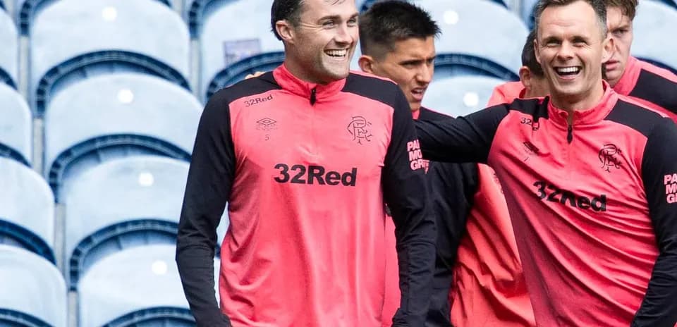Jugadores de Rangers sonriendo durante entrenamiento