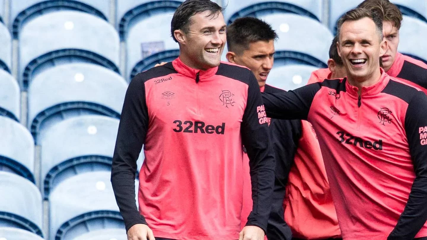 Jugadores de Rangers sonriendo durante entrenamiento