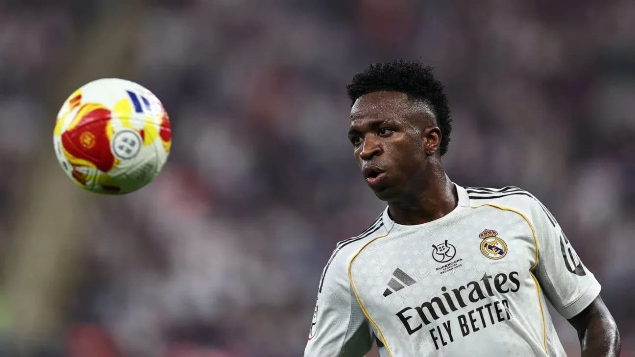 Vinícius Júnior controlando el balón durante un partido
