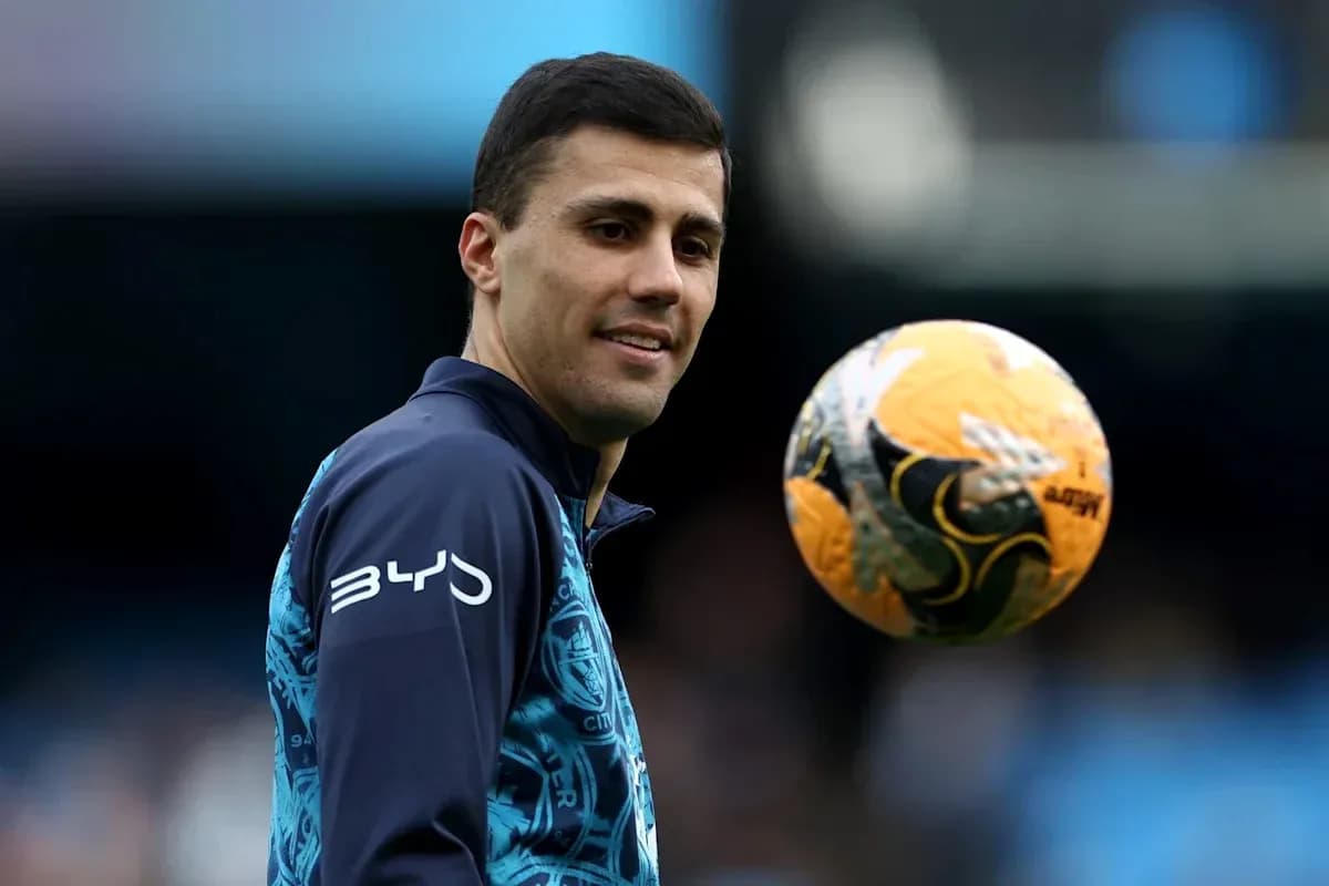Jugador sosteniendo un balón de fútbol durante entrenamiento