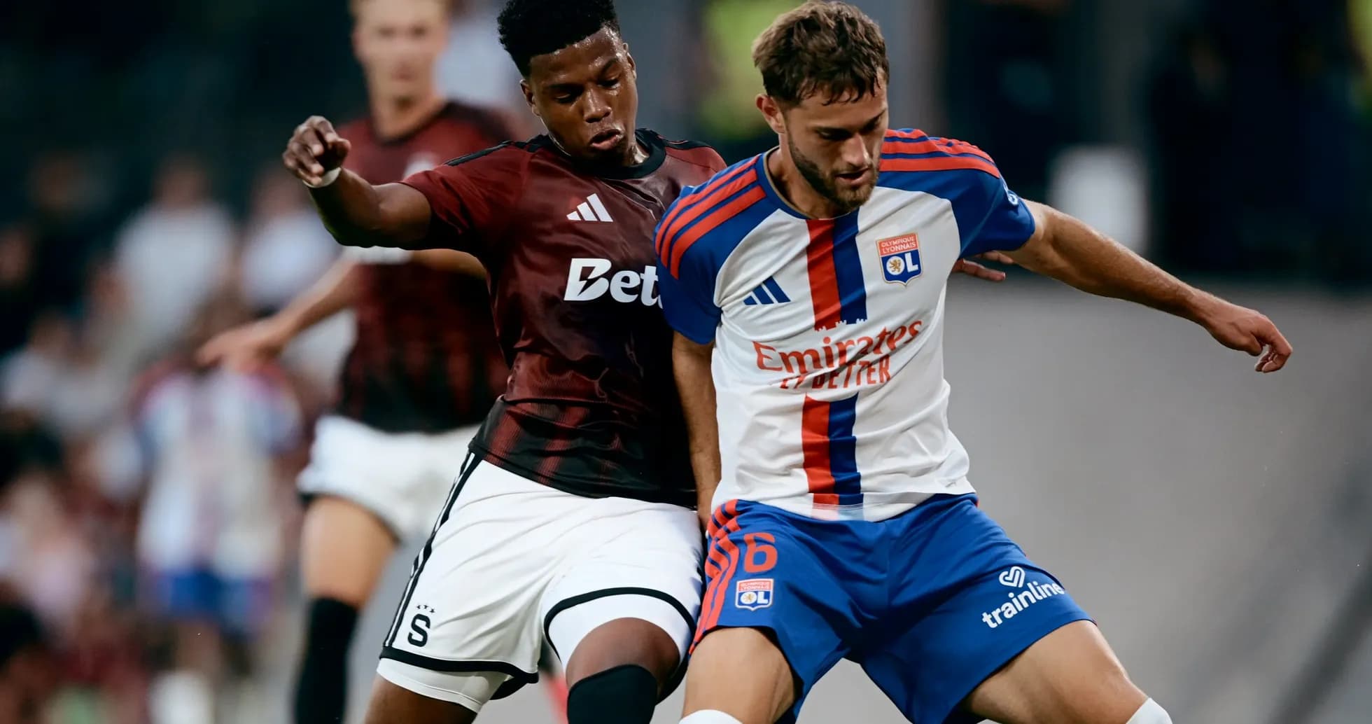Luchando por el balón en el partido Lyon-Sparta